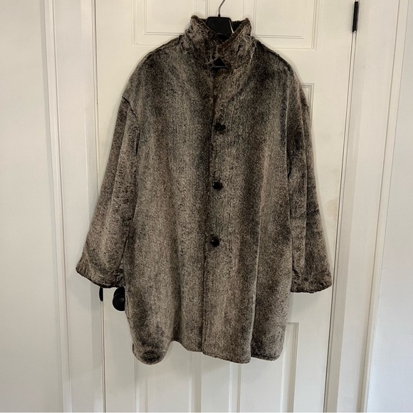 Danier Black Leather and faux fur reversible coat - Picture 9 of 10